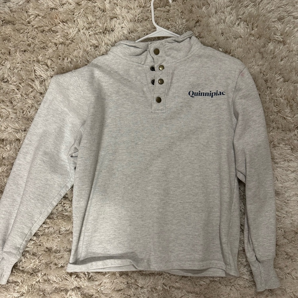 QUINNIPIAC UNIVERSITY BUTTON UP